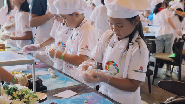 为期三天的营养探索夏令营，学生们还会通过特色美食制作、创意水果艺术贴画等